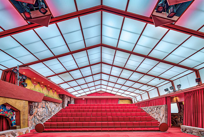 Enlargeable photo of a theatre with a translucent-paneled window ceiling