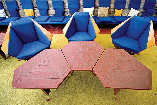 Enlargeable photo of geometric-designed tables and chairs