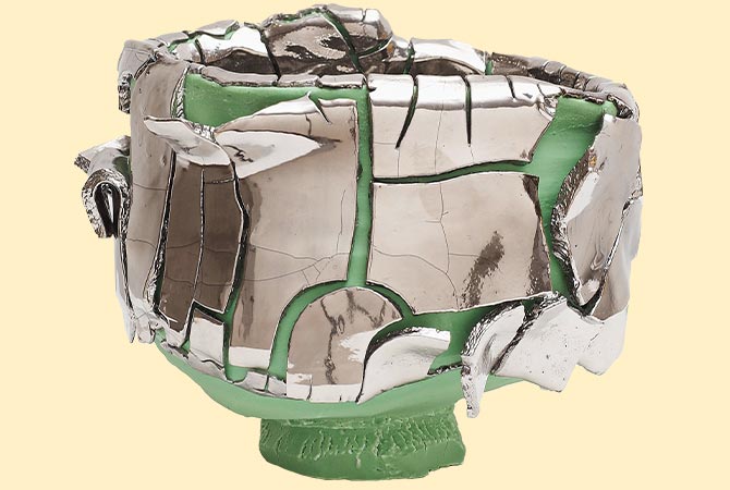 Enlargeable image of a cracked teacup